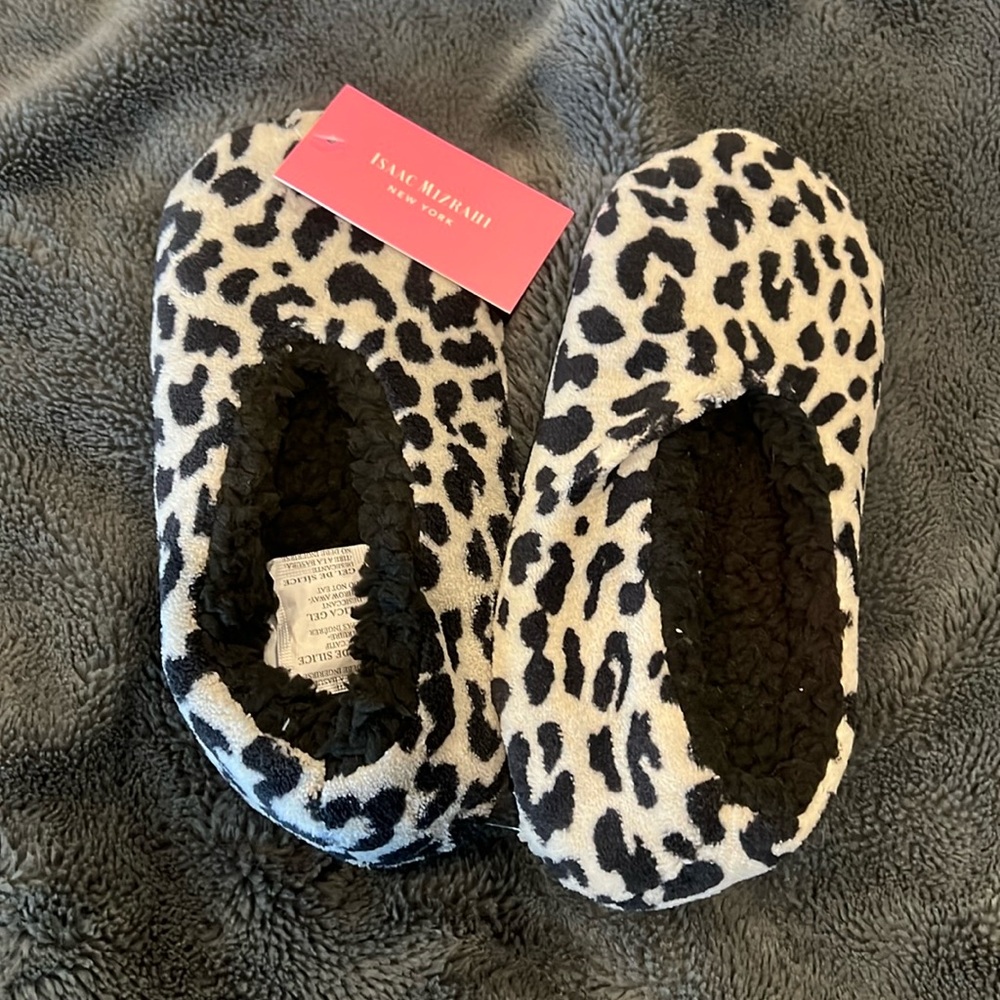 Isaac Mizrahi leopard print slippers. NWT. Size M